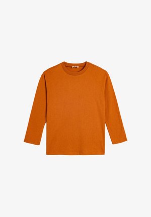 Chemise à manches longues en tissu orange brûlé texturé. Présente un col rond et une coupe droite sans motifs ni accents visibles.