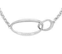 Collana in argento con elemento ovale e dettaglio a anello. Incisa "Calvin Klein" sul fronte. Finitura liscia e lucidata.