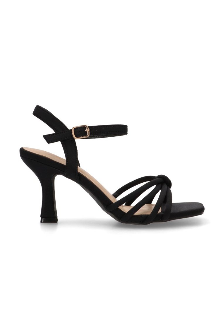 Sandalia negra de tacón alto con un diseño de tiras, que presenta un detalle frontal anudado y una correa para el tobillo, fabricada en material sintético suave.