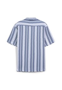 Kurzarmhemd mit einem blau-weißen Zickzackstreifenmuster, flach von hinten auf einem weißen Hintergrund präsentiert.