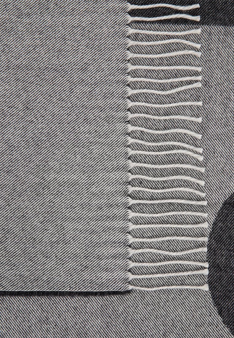 Grau gewobene Decke mit fransigen Kanten. Besitzt wechselnde diagonale Muster in hell- und dunkelgrau. Weiche Textur mit einem gemütlichen Aussehen.