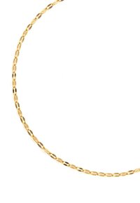 Goldene Halskette mit einem kunstvoll verknüpften Design, das flache, oval geformte Segmente beinhaltet, die eine glatte Textur und einen glänzenden Finish erzeugen.