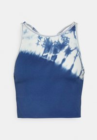 Top cropped em tie-dye azul com textura canelada, apresentando um degradê branco e azul escuro, e alças largas para um ajuste seguro.
