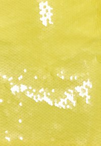 Geel paillettenstof met ronde pailletten dicht op elkaar gerangschikt, wat een gladde textuur creëert die licht opvangt en het variabel reflecteert.