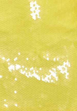 Tela amarilla de lentejuelas con lentejuelas circulares dispuestas de manera apretada, creando una textura suave que atrapa la luz y la refleja de manera variable.