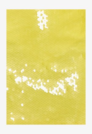 Geel paillettenstof met ronde pailletten dicht op elkaar gerangschikt, wat een gladde textuur creëert die licht opvangt en het variabel reflecteert.