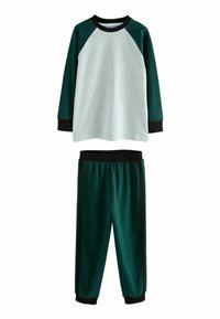 Langärmliges Raglan-Shirt mit hellgrauer Vorderseite und dunkelgrünen Ärmeln, kombiniert mit dunkelgrünen Jogginghosen mit schwarzen Bündchen und seitlichen Streifen.