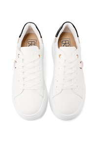 Sneakers bianchi in pelle con lacci piatti, una superficie liscia e un accento nero sul tallone. Presentano un piccolo dettaglio in metallo a forma di fibbia.