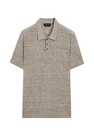 Polo gris clair à manches courtes avec trois boutons et une texture tricotée douce, plié à plat sur un fond blanc.