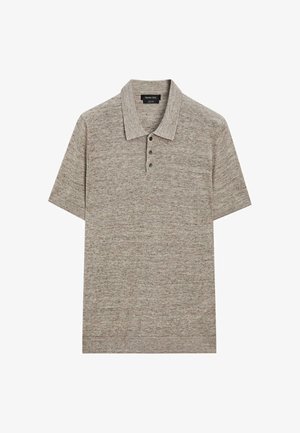 Polo gris clair à manches courtes avec trois boutons et une texture tricotée douce, plié à plat sur un fond blanc.