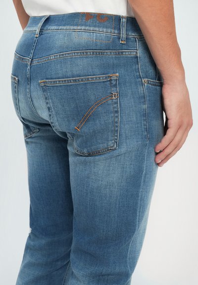 Μπλε τζιν παντελόνι με στενή εφαρμογή, με πορτοκαλί ραφές ανάδειξης, μία πίσω τσέπη με καμπυλωτό σχέδιο και ετικέτα στη μέση.