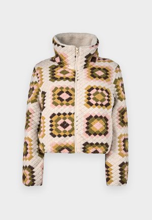 Jachetă scurtă cu fermoar, de culoare crem, cu un model texturat de patchwork, format din diamante în nuanțe de măslin, roz și brun. Guler înalt pentru o protecție suplimentară.