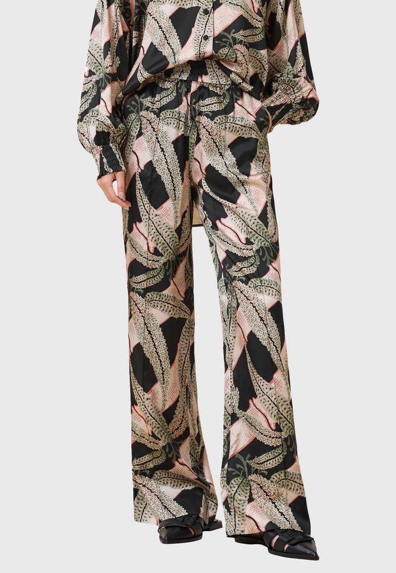 Pantaloni di satin neri con un grande motivo a foglia in verde e rosa. Fit comodo con vita elasticizzata. Abbinati a un top coordinato.