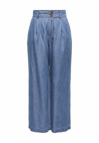 Pantalones de mezclilla de corte ancho en un azul claro con una cintura alta, que cuentan con dos pliegues frontales, cierre de dos botones y un corte recto.