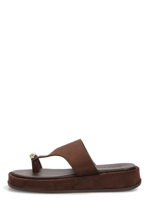 Sandalia tipo chancla con plataforma de ante marrón, detalle dorado en la tira del dedo y suela gruesa acolchonada.