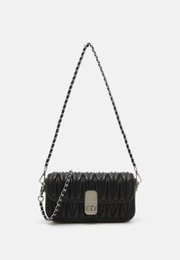 Czarna pikowana skórzana torebka z łańcuchem, z metalowym zapięciem, prostokątnym kształtem i podniesionym wzorem plisowania.