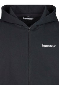 Čierna mikina na zips vyrobená z bavlny, s predným zipsom, kapucňou na šnúrku a textom "zabudnuté tváre" v bielej farbe na ľavej hrudi.