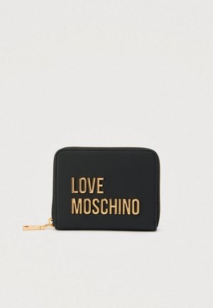 Cartera negra con cremallera hecha de material liso, con letras doradas en relieve que dicen "LOVE MOSCHINO" en la parte frontal.