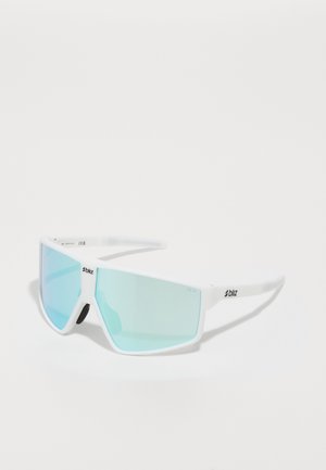 Lunettes de sport blanches avec une grande monture rectangulaire, des verres teintés bleu-vert et une finition texturée sur les branches. Logo de la marque présent.