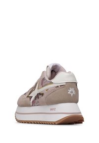 Helle rosa Sneakers mit einem Obermaterial aus Wildleder und Mesh, goldenen Akzenten, einem weißen Logo-Fersenbereich und einer dicken weißen Zwischensohle mit einer Gummisohle.