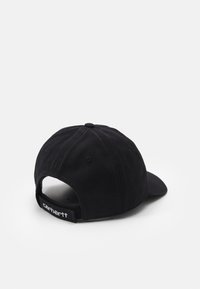 Gorra de béisbol de algodón negra con visera curvada, correa ajustable en la parte posterior y una etiqueta con el logo. Textura suave, diseño minimalista.