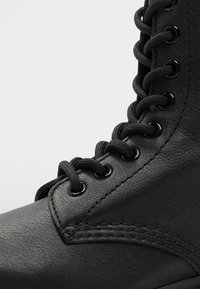 Dr. Martens Bottines à lacets - black