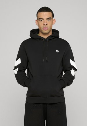Schwarzer Hoodie mit Fronttasche, Kapuze mit Kordelzug und weißen Chevron-Streifen an den Ärmeln. Mit kleinem Logo auf der Brust.