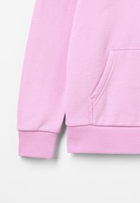 Manga y bolsillo frontal de sudadera rosa con puños y cinturilla de canalé, exhibida sobre fondo blanco.