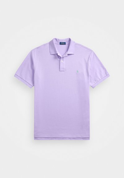 Camisa polo lavanda feita de algodão, com colarinho clássico, placket de três botões e um pequeno logótipo bordado no peito.