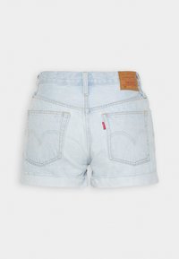Pantalones cortos de mezclilla azul claro con cintura alta, dobladillo doblado y dos bolsillos traseros con costura visible y una etiqueta de la marca en la cinturilla.
