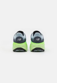 New Balance FRESH FOAM X MORE V4 - Sapatos para corrida em estrada - blue