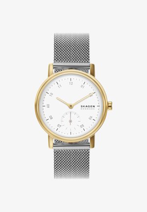 Reloj redondo dorado con esfera blanca, manecillas doradas, subesfera de segundos pequeña y correa de malla plateada, marca Skagen Denmark en la esfera.
