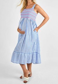 Vestido de maternidad de rayas azul claro y blanco con corsé fruncido, escote cuadrado y bolsillos laterales, con un dobladillo con volantes.