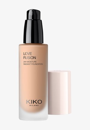 Botella de base radiante hidratante Love Fusion 24H de KIKO Milano con dosificador negro y tapa beige claro separada.