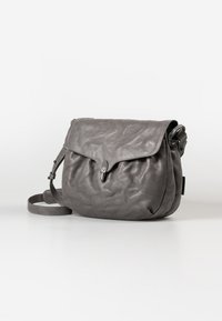 Borsa a spalla in pelle grigia con finitura testurizzata, chiusura a patta, tracolla regolabile e design elegante, adatta per un uso casual.
