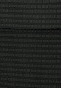 Tessuto nero testurizzato con righe alternate lisce e a costine, che presenta una leggera lucentezza. Materiale morbido e leggero, adatto a varie applicazioni.