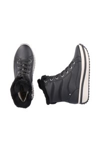 Botas de tobillo de cuero negro con un cuello de piel sintética, detalles texturizados, punta redonda y suela de goma que presenta una franja blanca y patrones de tracción.