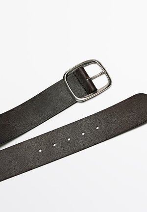 Sort læderbælte med sølvfarvet rektangulært spænde og flere justeringshuller på en hvid baggrund.