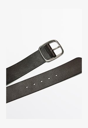 Zwarte leren riem met een zilverkleurige rechthoekige gesp en meerdere verstelgaatjes op een witte achtergrond.