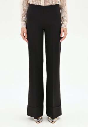 CON RISVOLTO - Pantaloni - black