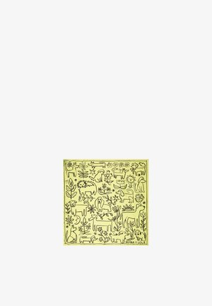 Kvadratinė geltona medžiaga, puošta juodais gyvūnų ir augalų piešiniais, įskaitant šunis, kates ir gėles, pakartotu raštu.