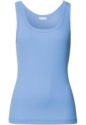 Jasnoniebieski top na ramiączkach z okrągłym dekoltem, wykonany z elastycznego materiału bawełnianego, charakteryzujący się dopasowanym krojem i bezszwowym wykończeniem.
