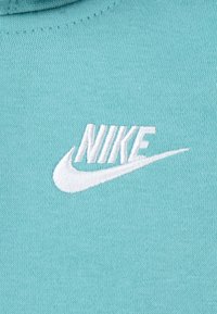 Nike Sportswear CLUB UNISEX SET - Majica s kapuljačom i patentnim zatvaračem - green frost