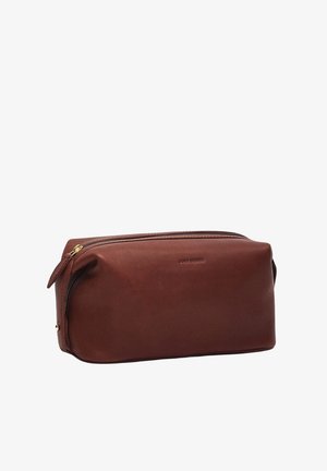 Bruine leren toilettas met een gladde textuur, rechthoekige vorm, bovenaan een ritssluiting en subtiele reliëfbranding aan de voorkant.