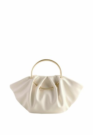 Sac à main blanc doux avec tissu froncé et deux anses rondes en métal doré sur un fond blanc uni.
