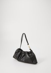 Borsa a tracolla in pelle sintetica nera con corpo arricciato e testurizzato e un manico singolo. Accenti in metallo dorato nell'attacco del manico.