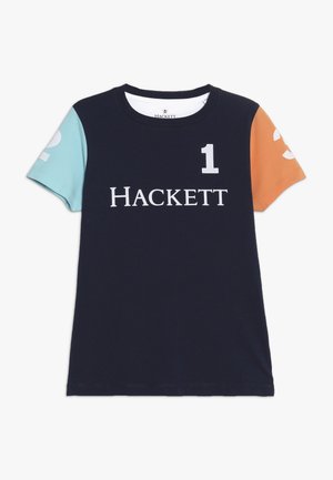 Mørkeblå bomulds-T-shirt med farveblok-ærmer i lyseblå og orange. Har '1' og '3' trykt på ærmerne og 'HACKETT' logo på fronten.
