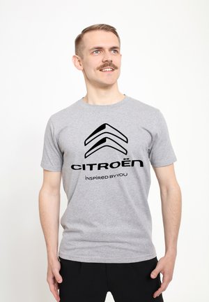 Šedé bavlněné tričko s černým logem Citroën a textem "INSPIRACE OD VÁS", krátké rukávy, klasický design s kulatým výstřihem.