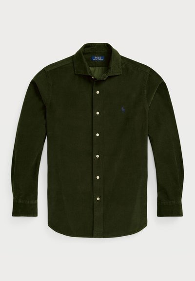 Chemise en velours côtelé vert foncé à manches longues, col boutonné, patte de boutonnage à l'avant et un petit logo bleu sur la poitrine gauche.