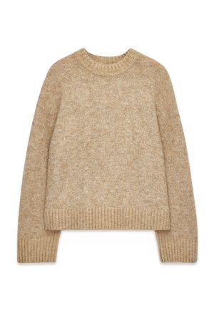 Bēša adīta vilnas džemperis ar garām piedurknēm, ribveida apaļu kaklu, aprocēm un apakšu, attēlots guļus uz baltas fona.